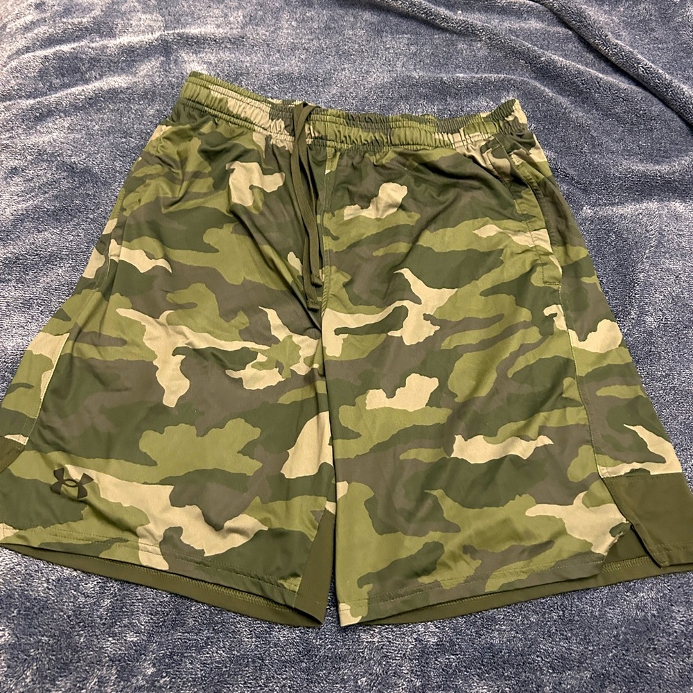 Under Armour Large Camo Shorts Heatgear